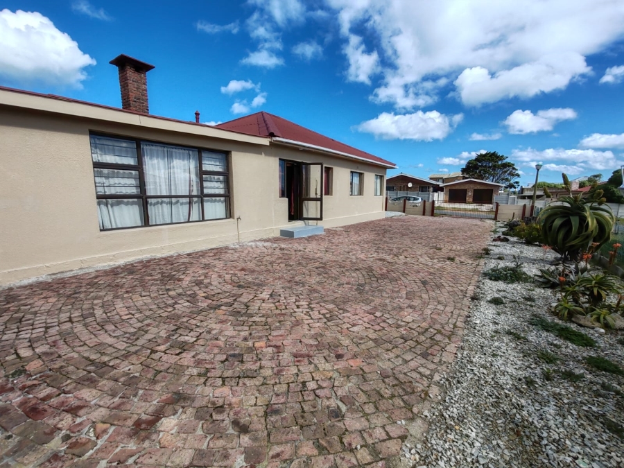 4 Bedroom Property for Sale in Gansbaai Central Western Cape
